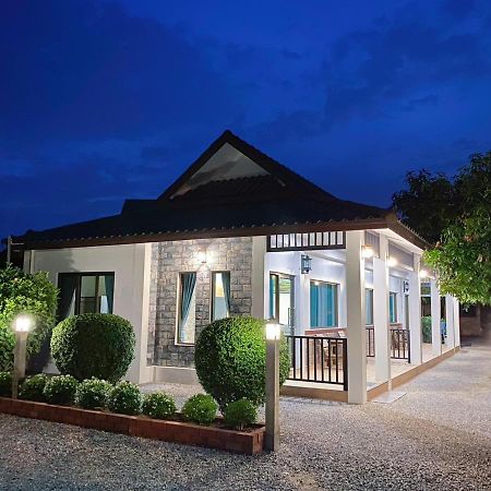 Sanaepatan Home Resort - เสน่ห์ป่าตาล โฮม รีสอร์ต Ban Buak Khang Exteriör bild