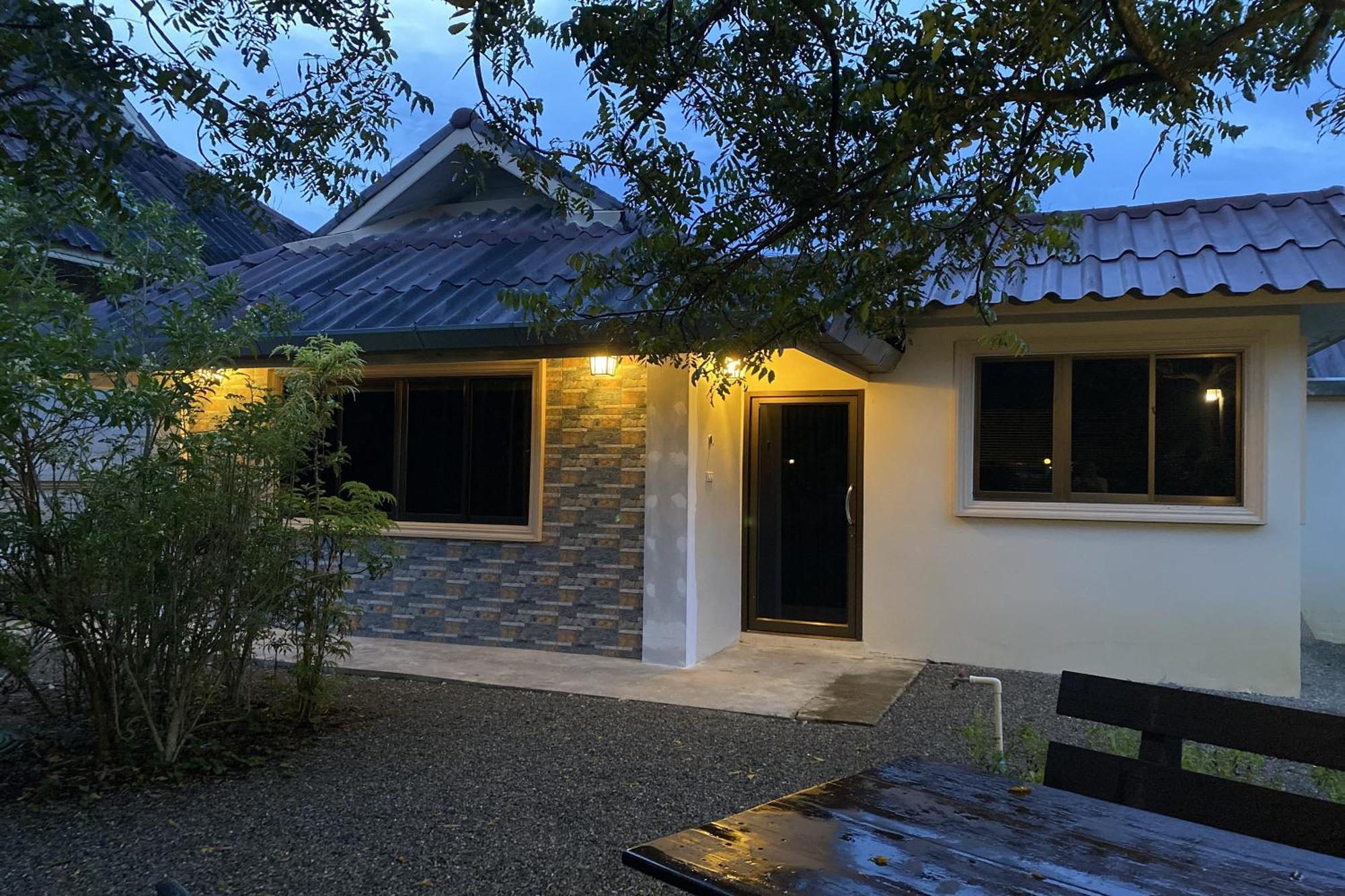 Sanaepatan Home Resort - เสน่ห์ป่าตาล โฮม รีสอร์ต Ban Buak Khang Exteriör bild
